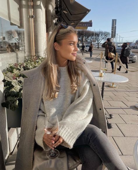 (99+) Cashmere&Pearls Lifestyle on Tumblr Clothes Combination, Holy Girl, Skandinavian Fashion, Stockholm Style, Kleidung Diy, Ținută Casual, Stockholm Fashion, Elegantes Outfit, Mode Inspo