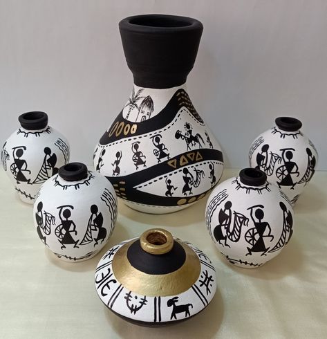 Hand-painted miniature pots with warli art Warli On Pot, Warli Art Designs On Pots, Worli Painting On Pot, Warli Paintings On Pots, Warli Art On Pots, Pot Painting Ideas Creative Indian, Matki Painting, Miniature Pots, Music Art Painting