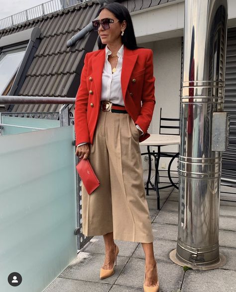 Red Blazer Outfit For Work, Red Blazer Outfit Casual, Red Blouse Outfit, Red Vest Outfit, Red Trousers Outfit, Outfit Pantalon Rojo, Red Blazer Outfit, Office Capsule, Red Pants Outfit