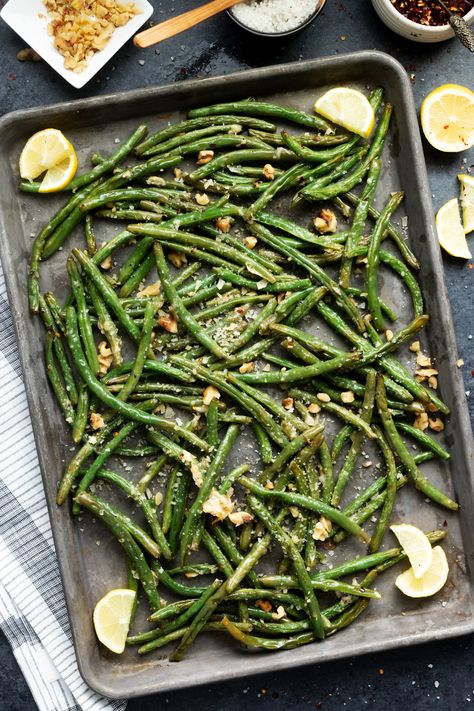 Best Roasted Green Beans, Oven Cooked Green Beans, Best Baked Green Beans, Green Bean Recipes Baked, Baking Green Beans Oven, Pan Cooked Green Beans, Bake Veggies In Oven, Roast Green Beans Oven, Cook Green Beans On Stove