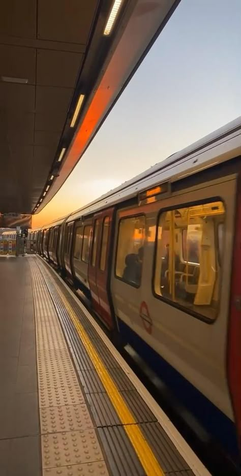 Train Station Video, Train Station Aesthetic, Night Landscape Photography, Train Video, Dark Nature Aesthetic, Old Train, Night Scenery, Night Landscape, Beautiful Views Video