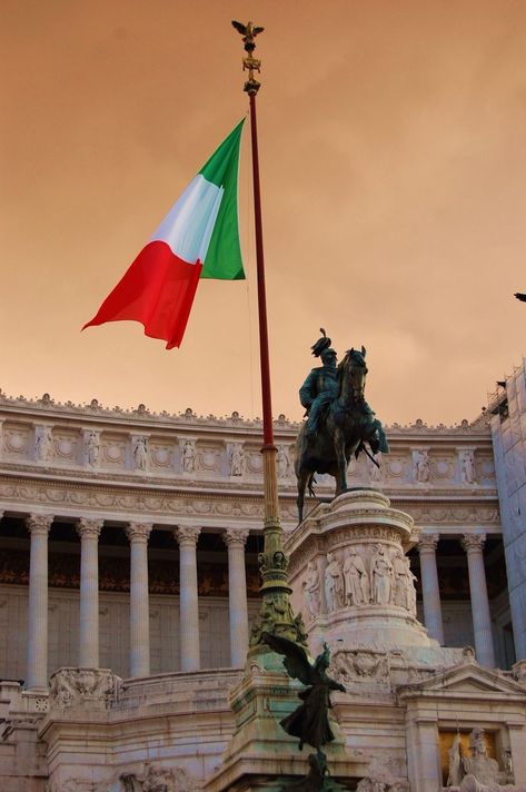 Italian Wallpaper, Calabria Italy, Italy Flag, Italian Flag, Italy Photography, Italy Aesthetic, Dream Travel Destinations, Italian Summer, Famous Places