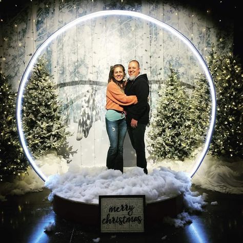 Work Christmas Party Photo Booth, Christmas Snow Globe Photo Booth, Winter Photo Op Ideas, Christmas Booth Design, Christmas Decor Malls, Christmas Photo Spot Ideas, Winter Booth Ideas, Christmas Booth Decor, Snowglobe Backdrop