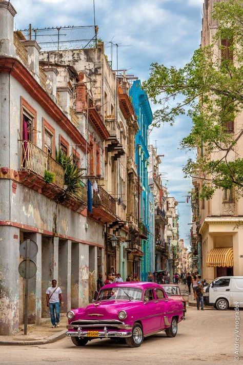 Havana, Kuba. Den richtigen Koffer findet ihr bei uns: https://www.profibag.de/reisegepaeck/ Cuba Photos, Visit Cuba, Tall Buildings, Cuba Travel, Varadero, Havana Cuba, Destination Voyage, Bacardi, Beautiful Islands