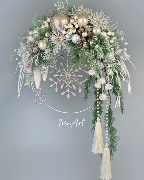 Unusual Christmas Wreaths, Mountain Lodge Christmas Decor Ideas, Christmas Arrangements Ideas, Wreath Decorating Ideas Christmas, Unique Christmas Wreaths, Victorian Christmas Decorations, Natural Christmas Wreaths, Christmas Decorations Centerpiece, Pretty Christmas Decorations