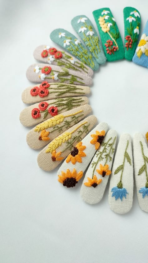 Embroidery Hair Clips, Learning Embroidery, Embroidery Aesthetic, Embroidery Hair, Felt Hair Accessories, Embroidered Hair Bows, Projek Menjahit, Embroidery Hoop Art Diy, Diy Hair Accessories Ribbon