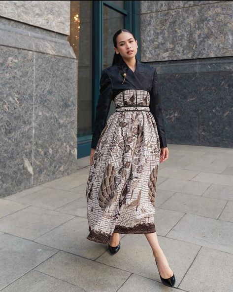 Maudy Ayunda menjadi juri ASEAN Business Award. Pesonanya sukses terpancar dalam balutan busana bergaya hanbok yang dihiasi batik. Berikut potretnya. Batik Office Look, Hanbok Batik, Batik Fashion Modern, Model Blouse Batik, Dress Wisuda, Batik Blazer, Model Batik, Batik Clothing, Batik Skirt