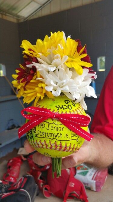 Softball Senior Night Gifts Diy Cute Ideas, Senior Gift Ideas Softball, Softball Banquet Ideas, Softball Senior Night, Softball Ideas, Softball Party, Softball Crafts, Senior Softball, Senior Games