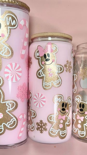 Tumbler Snowglobe Diy, Christmas Must Haves Gift Ideas, Disney Christmas Tumbler, Christmas Resin Cups, Gingerbread Tumbler Ideas, Christmas Tumbler Glitter, Christmas Customized Gifts, Pink Christmas Tumbler, Diy Cups Tumbler