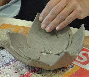 Hand Built Pottery Ideas | Hand building Pottery Projects Ideas and Pictures | Ceramic Ideas Pinching Pottery, Diy Leaf, Leaf Bowl, Beginner Pottery, Hand Building, Pottery Handbuilding, Cerámica Ideas, Leaf Bowls, Slab Pottery