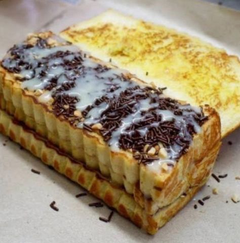 Roti Bakar yaitu sebuah roti lapis khas Indonesia yang dibakar, yang terdiri dari dua potong roti dan isian yg berbeda- beda seperti gula, margarin, mentega, meses, selai coklat, keju, selai kacang, selai stroberi Roti Bakar, Lashes Logo, Bakery Bread, Bubble Tea, Food Lover, Oreo, Side Dishes, Bali, Food And Drink