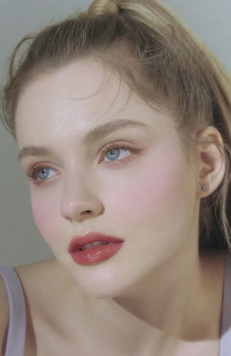 Natural Ethereal Makeup, Classic Beauty Makeup, Villian Makeup Looks, Desired Face Inspiration, Ukrainian Makeup, Soft Classic Makeup, Ethereal Aesthetic Makeup, Ethereal Wedding Makeup, Ingenue Aesthetic