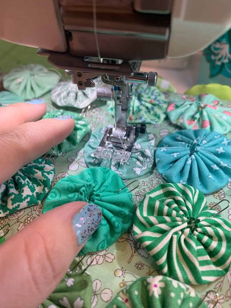 Green Yo-Yo Pillow- Sewing Tutorial – Clover Needlecraft Loom Flowers, Pillow Sewing, Yo Yo Quilt, Crafts Sewing Projects, Yo-yos, I Am So Happy, Diy Pillows, Fabric Projects, Beading Tutorials