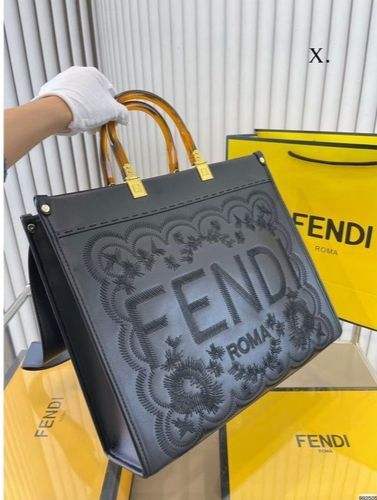 Fendi Roma Bag, Fendi Sunshine Medium, Fendi Sunshine, Ladies Bags, Floral Bags, Gray Leather, Shopper Bag, Grey Leather, Tortoise Shell