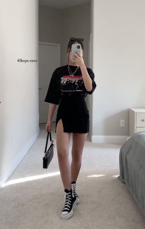 T Shirt Club Outfit, Black Halara Skirt Outfit, Black Skirt And Tshirt Outfits, Trendy Grunge Outfits, Summer Leisure Outfits, Feminine Rocker Style, Spooky Summer Outfits, Short Skirt And Sneakers Outfit, Spinnin Tour Outfit Ideas