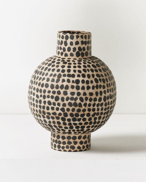 Lydia Hardwick Stoneware pot with white inlay and black slip Stoneware pot H23 x W16 cm Black Clay Ideas, Black And White Ceramics, Black And White Pottery, Ali Hewson, Ben Nicholson, Black And White Vase, Large Ceramic Vase, Ceramics Pottery Vase, Tobia Scarpa