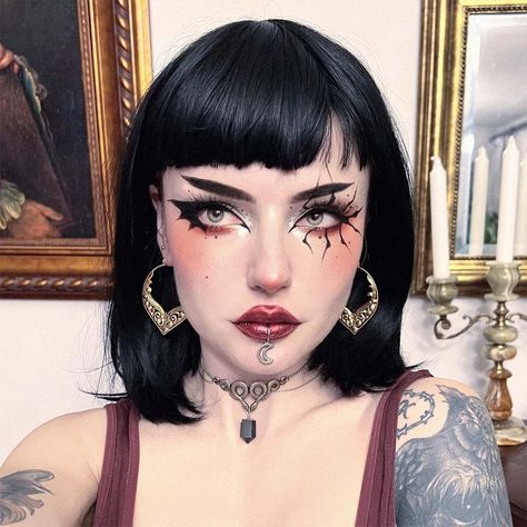 Pointy Eyebrows Goth, Alt Eyebrow Shapes, Thicker Eyebrows Makeup, Goth Eyebrows, Short Eyebrows, Shave Eyebrows, Straight Eyebrows, Eyebrow Trends, Straight Brows