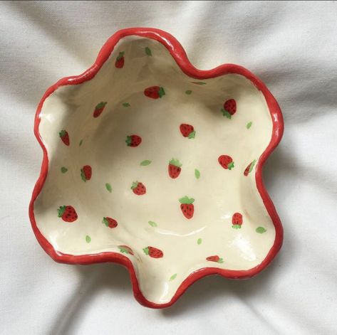 Strawberry Painted Pottery, Strawberry Jewelry Tray, Pottery Painting Strawberries, Bowl Ideas Ceramic, Summer Ceramic Ideas, Easy Pinch Pot Ideas, Pottery Painting Dish, Pottery Dish Painting Ideas, Aesthetic Ceramics Ideas