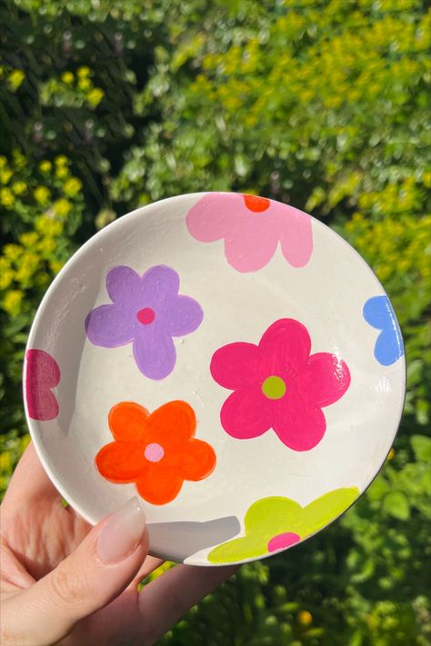 Hand Painted Pottery Bowl, Hand Painted Ceramic Plates Diy, Clay Painting Ideas Bowl, Cute Painting Pottery Ideas, Bowl Designs Ceramic, Paint Your Own Pottery Bowl, Jewelry Bowl Painting Ideas, Ceramic Bowl Designs Ideas, Paint A Plate Ideas