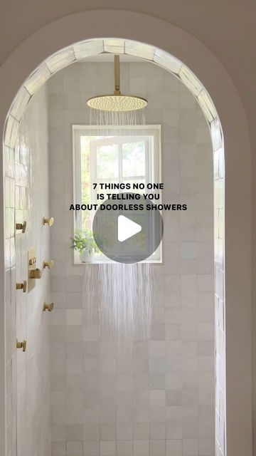 Ashley | Interior Design, Home Styling & DIY on Instagram: "Okay, before we dive into the nitty gritty, make sure you LIKE & SAVE this post for later 🤩  Because no is telling you about the blend of functionality, design flexibility, and aesthetic appeal that doorless showers offer —   1️⃣ you can shape your door however you want: This stunning archway deserves it’s own moment, am I right?! ✨  open showers can be highly customizable in terms of size, shape, and materials — allowing for more unique and personalized designs.  2️⃣ better airflow: An open shower means better airflow — reducing humidity and moisture buildup, which can help to keep the bathroom drier and potentially extend the longevity of materials and prevent those mold nightmares we hear about way too often these days.  3️⃣ t Cove Shower Ideas, Closed Shower Walk In, Small Shower With No Door, Bathroom Shower Without Glass Door, Standing Shower No Door, Open Shower No Door, Shower Room No Window, Showers With No Glass Doors, Alcove Walk In Showers