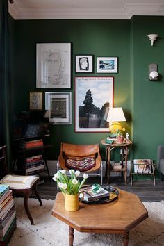 Forest green sitting room in Living Room Ideas. Forest green sitting room with gallery wall, retro wooden furniture, plenty of books and fresh tulips. Ideas Decoracion Salon, Dark Green Living Room, Luke Edward Hall, Fresh Tulips, Edward Hall, Interior Vintage, Decor Shabby Chic, Green Walls, Living Room Green