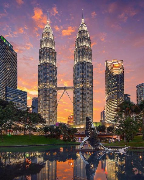 Sunset magic 💜 Kuala Lumpur, Malaysia.  Photo by @donaldhyip China Destinations, Kuala Lumpur City, Petronas Towers, Indoor Waterfall, Malaysia Travel, Travel Landscape, Changsha, Guangdong China, Twin Towers