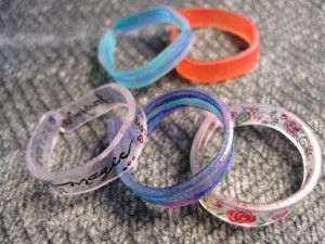 Shrinky Dink Rings, 30 Days Of Creativity, Diy Shrink Plastic Jewelry, Plastic Fou, Shrinky Dink Crafts, Shrinky Dink Jewelry, Shrink Plastic Jewelry, Plastic Rings, Marble Rings