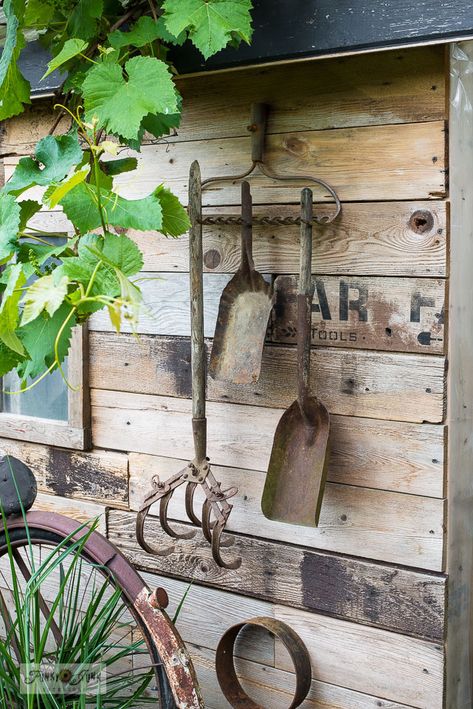 Take the tour of this rustic garden shed decorated with a rust Easy Flowerbed, Large Vertical Garden, Old Garden Tools, Rustic Shed, Flower Bed Edging, Rusty Garden, Shed Decor, Rustic Fence, Old Garden