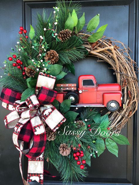 Christmas Truck Tree Decorations, Christmas Wreaths With Red Truck, Grapevine Wreath Ideas Christmas, Little Red Truck Christmas Decor, Christmas Grapevine Wreath Ideas, Grapevine Decor, Grapevine Christmas Wreath, Christmas Grapevine Wreath, Christmas Wreath Farmhouse