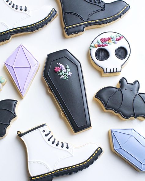 Biscotti Halloween, Coffin Cookies, Postres Halloween, Halloween Cookies Decorated, The Cranberries, Halloween Tutorial, Tea Cookies, Spice Cookies, Fancy Cookies