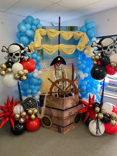 Pirates Balloon Decoration, Pirate Photo Booth Backdrop, Pirate Birthday Decorations, Pirate Balloon Decorations, Pirate Theme Decor, Pirate Balloon Arch, Pirates Of The Caribbean Birthday Party, Pirate Theme Decorations, Diy Pirate Decorations