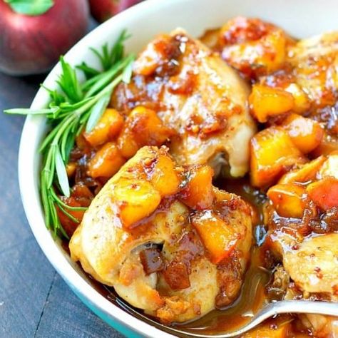 A healthy dinner is ready with only 5 minutes of preparation! This One Skillet Peach Glazed Chicken is a fast, fresh, and family-friendly meal to take advantage of summer's produce! Peach Chicken, The Seasoned Mom, Sweet Chicken, One Skillet, Clean Eating Dinner, Glazed Chicken, Peach Recipe, Yummy Chicken Recipes, Family Friendly Meals