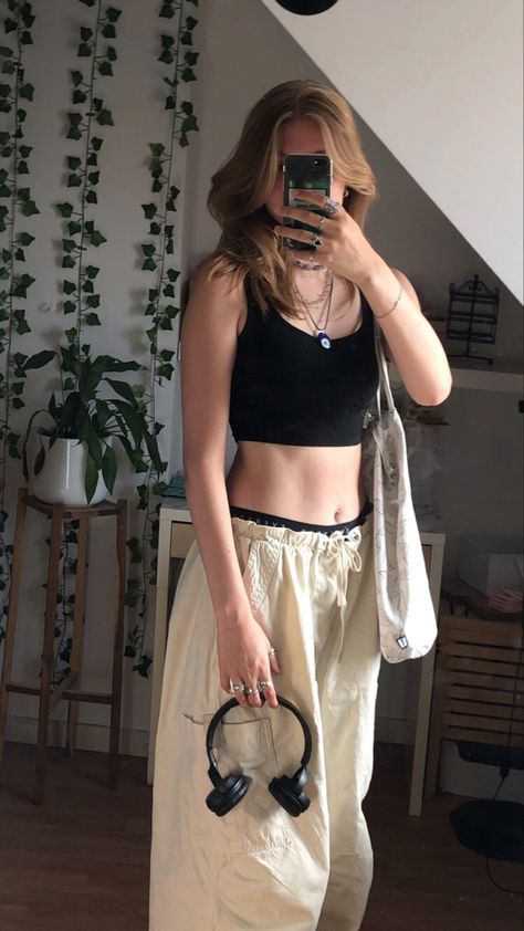 Parachute Pants And Crop Top, Aesthetic Parachute Pants Outfit, Dancing Outfits Aesthetic, Summer Parachute Pants Outfit, Black Parachute Pants Outfit Aesthetic, Summer Dance Outfits, Outfits With Black Parachute Pants, Parachute Pants Outfit Black, Parachute Pants Outfit Aesthetic