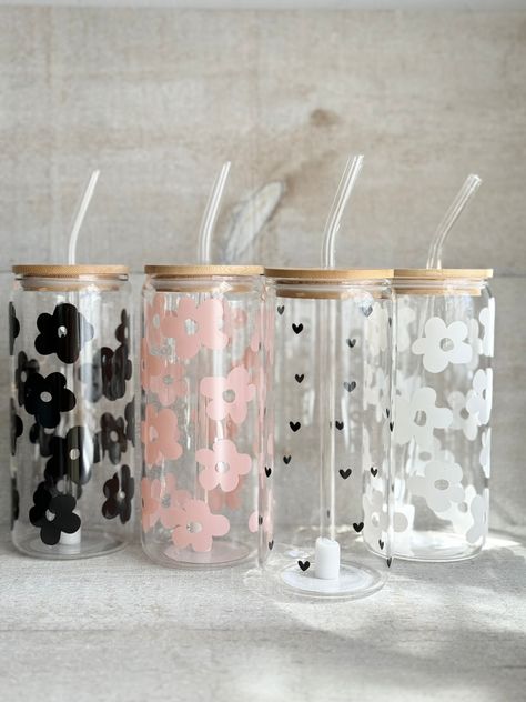 Glass Tumbler Aesthetic, Cute Glass Cups With Straws, Cute Mug Designs Ideas, Tumblr Cup Designs Vinyl, Cups Decoration Ideas, Aesthetic Things For Room, Aesthetic Drinking Glasses, Aesthetic Glass Cups, Vinyl Cups Ideas