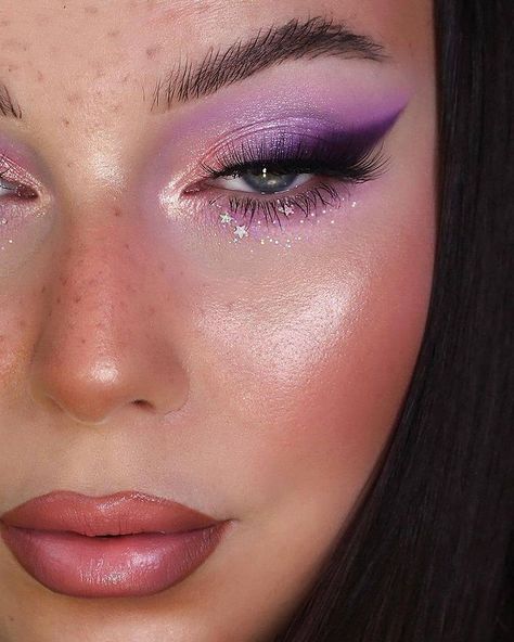 BeautyUnionPL | #makeup #nails no Instagram: “Magic Look from our friend great makeup artist from 🇳🇱 Pamela 🥰🥰🥰 . @ohhmels ⭐⭐⭐⭐⭐ . Let us know if You like this Look . #beautyunion…” Purple Mermaid Makeup Looks, Purple Fairy Makeup, Fairy Costume Makeup, Fairy Eye Makeup, Fairy Halloween Makeup, Purple Makeup Looks, Lilac Glitter, Purple Eye Makeup, Rave Makeup