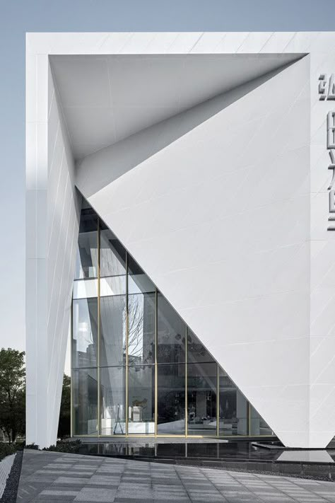 Rsun Sales Center / BENJAI Architectural Design | ArchDaily Office Idea, Architecture Models, Facade Architecture Design, Sales Center, Skyscraper Architecture, Modern House Facades, Architecture Building Design, Entrance Design, Facade Architecture