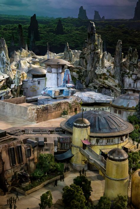 Disneyland’s Star Wars: Galaxy’s Edge sneak peek: Photos and more about the rides, food, merch – Daily News Star Wars Land, River Village, Disneyland Star Wars, Disney Parque, Star Wars Galaxy's Edge, Disney's Hollywood Studios, Disney Imagineering, Star Wars Diy, Star Tours