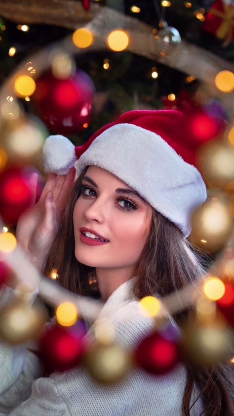 Photoshoot Ideas For Christmas, Single Woman Christmas Photos, Christmas Posing Ideas, Christmas Photoshoot Studio Ideas, Photoshoot Christmas Ideas, Christmas Model Photoshoot, Christmas Photoshoot Outdoor, Christmas Photoshoot Poses, Christmas Fashion Photoshoot