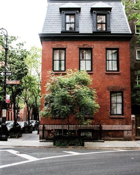 RED BRICK HOUSES WITH BLACK TRIM Red Brick Exteriors, Mansard Roof, Casa Country, Red Brick House, Brick Exterior House, Best Paint Colors, Victorian House, Exterior Paint Colors, Brick Building