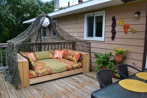 outdoor daybed mattress | outdoor daybed we built using a pallet as a base and a futon mattress ... Outdoor Futon, Pallet Daybed, Futon Decor, Pallet Bed, Recycled Pallet, Outdoor Daybed, Outdoor Furniture Plans, Pallet Outdoor, Pallet Furniture Outdoor