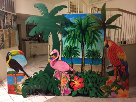 Tropical Photobooth Ideas, Tropical Selfie Wall, Tropical Homecoming Theme, Hawaiian Theme Decor, Tropical Paradise Theme, Hawaii Decorations, Hawaii Birthday Party, Bird Paper Craft, Moana Theme Birthday