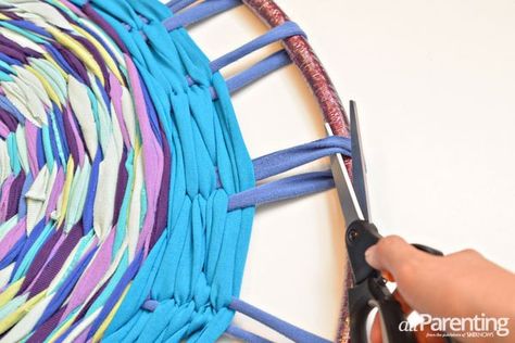 Hula Hoop Weaving, Hula Hoop Rug, Homemade Rugs, Rag Rug Tutorial, Rug Loom, Rug Tutorial, Tshirt Rug, Weaving Projects, Hula Hoop