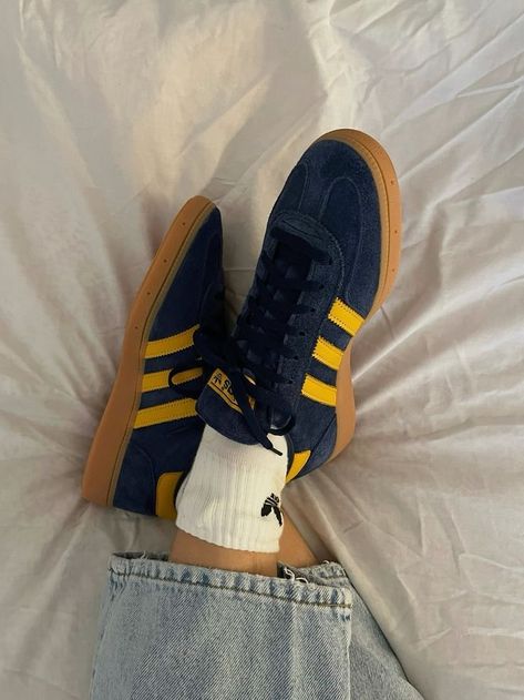 Shoes Adidas Aesthetic, Spezials Adidas, Adidas Spezials, Samba Adidas, Dr Shoes, Navy And Yellow, Shoe Wishlist, Adidas Spezial, Adidas Sneaker