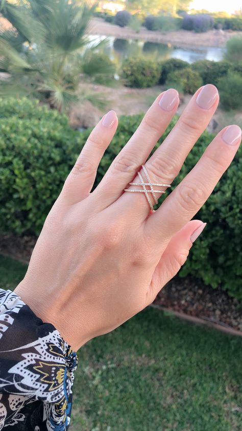 Classy Diamond Rings, Cross Diamond Ring, Modern Gold Ring, Hand Jewelry Rings, Jewelry Necklace Simple, Nose Ring Jewelry, Gold Initial Ring, Criss Cross Ring, Diamond Bracelet Design