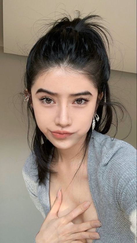 Shan Qiu You Instagram, Shan Qiu You, Fenugreek For Hair, Asian Makeup Looks, Baked Chicken Tenders, Fashion Technology, Makeup Hairstyles, Easy Baked Chicken, Self Portrait Poses