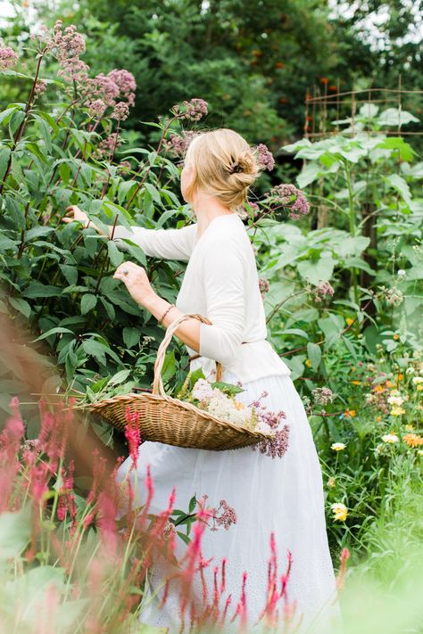 Late Summer Flowers, Flower Picks, Picking Flowers, Romantic Garden Wedding, Wildflower Garden, Rose Cottage, Women Photography Poses, Late Summer, Summer Garden