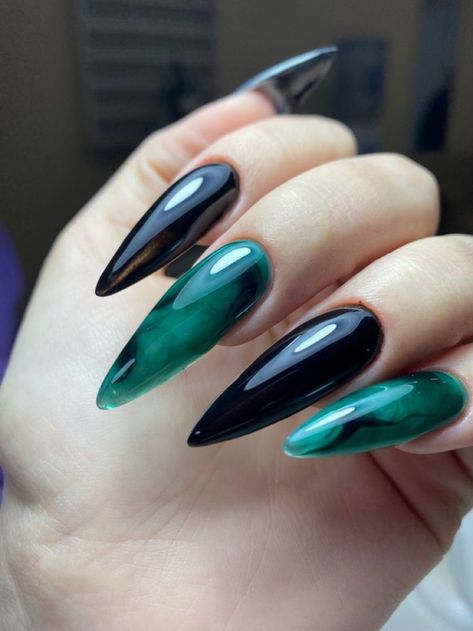 Nails Inspiration Green And Black, Black Green And Silver Nails, Black To Green Ombre Nails, Black Green Nail Designs, Gothic Green Nails, Dark Blue And Green Nails, Green And Black Ombre Nails, Dark Green Halloween Nails, Almond Nails Gothic