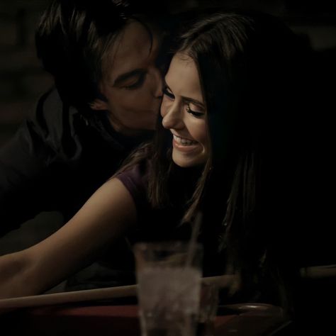 Damon Et Elena, Damon Y Elena, Elena Damon, Ian And Nina, The Vampire Diaries Characters, Vampire Diaries Poster, Damon Salvatore Vampire Diaries, Vampier Diaries, The Vampire Diaries 3