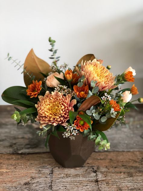 Thanksgiving Flowers Table, Flower Arrangements With Magnolia Leaves, Thanksgiving Flower Arrangements Simple, Rust Flower Arrangements, Thanksgiving Table Floral, Earthy Flower Arrangements, Round Bowl Flower Arrangements, Thanksgiving Flower Arrangements Diy, Small Fall Arrangements