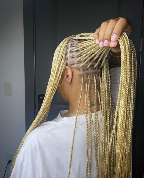 Gold Knotless Braids, Box Dreads, Blonde Knotless Braids, Laid Hairstyles, Braids Blonde, Lemonade Braids Hairstyles, Boosting Confidence, Pretty Braids, Blonde Box Braids